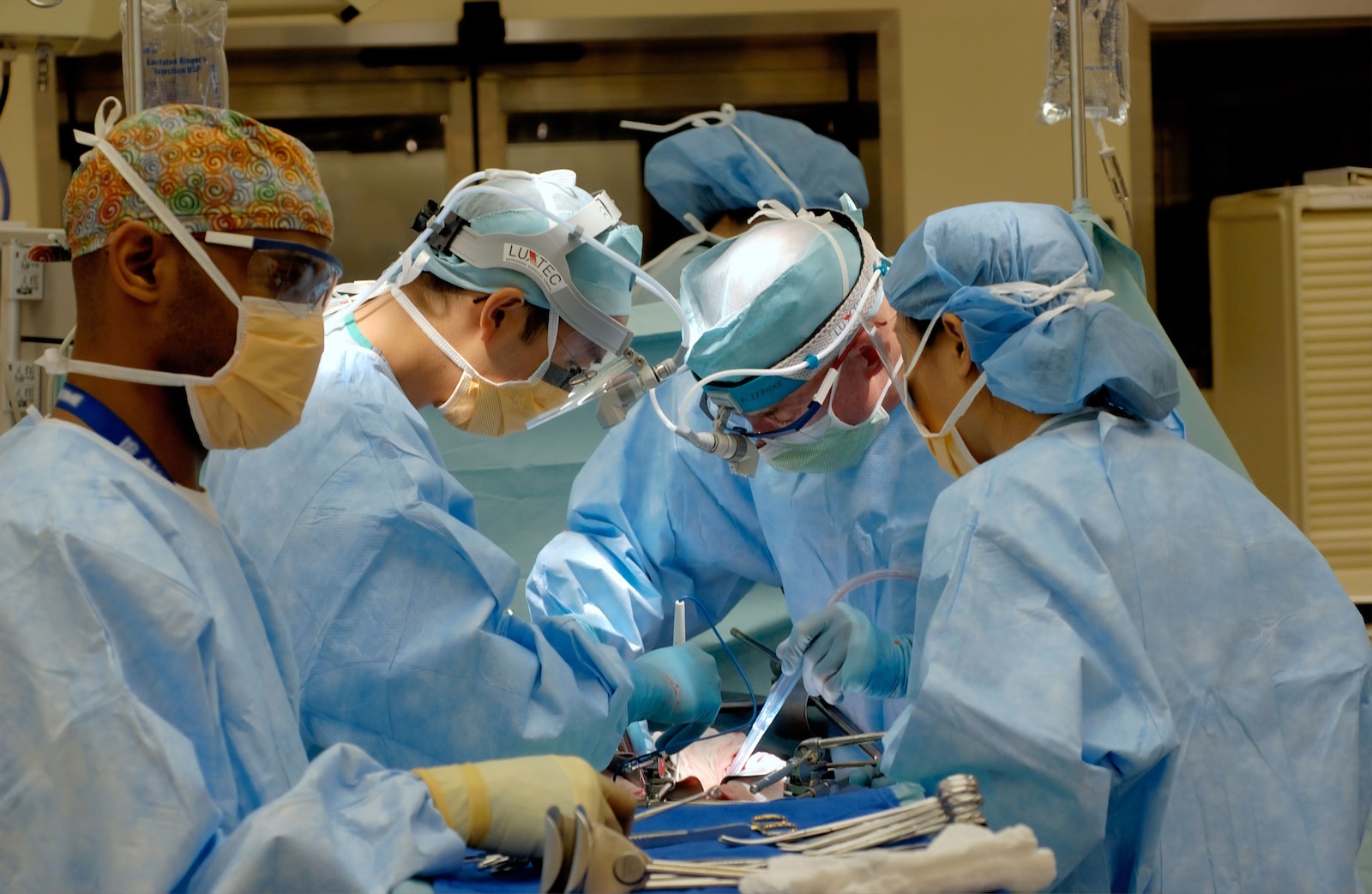 Quelles sont les différentes techniques chirurgicales pour l’augmentation mammaire par implants ?